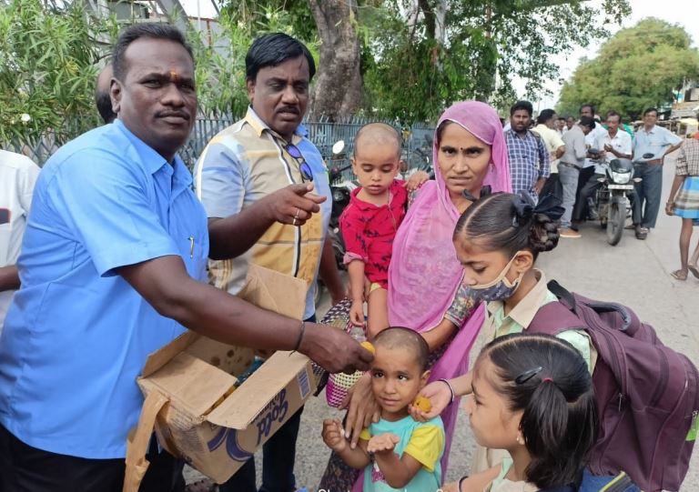 https://1ngo.sgp1.digitaloceanspaces.com/media/kamarajar/Sweets distribution.JPG